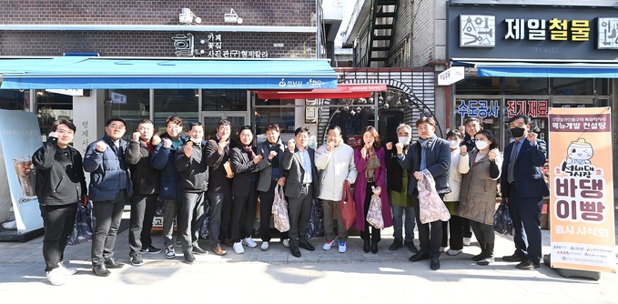 이현재 시장, 이희근 기업인협의회 회장등 회원들이 하남전통시장 활성화를 위해 장보기 행사를 하고 있다.(사진= 하남시 제공 )
