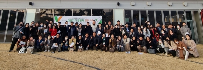 지난 2월 10일에 주민자치 공동체의 소통협력체계 구축 및 역량강화를 위해 주민자치임원, 마을공동체, 시·읍면동 담당자와 함께 마을자치 공동체 합동 교육을 실시했다.(사진=남양주시 제공)