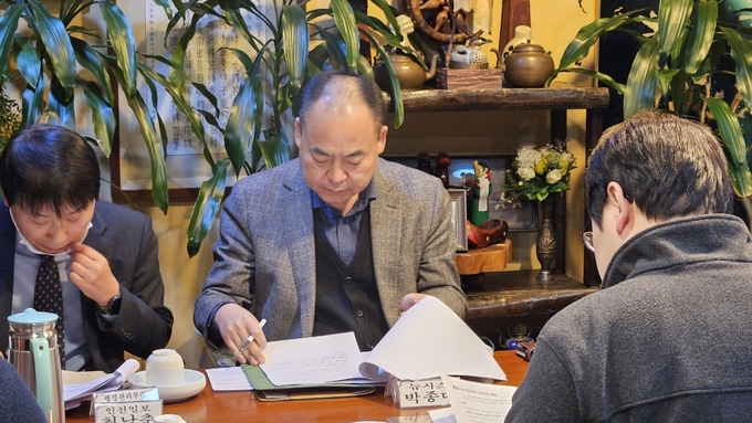 국민건강보험공단 인천경기지역본부 신년기자간담회에서 안수민 본부장이 정책 자료를 살펴보고 있다. (사진=국민건강보험공단 인천경기지역본부 제공)