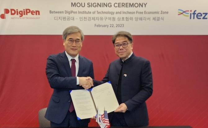 지난 22일 미국 시애틀 레드몬드 소재 디지펜 공과대학에서 김진용 인천경제자유구역청장과 제이슨 추 최고 운영 이사가 양해각서 체결 후 기념사진을 찍고 있다. ( 사진 = 인천경제청 제공 )