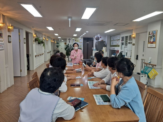 구강 관리 현장 교육 모습 . ( 사진 = 남동구 제공 )
