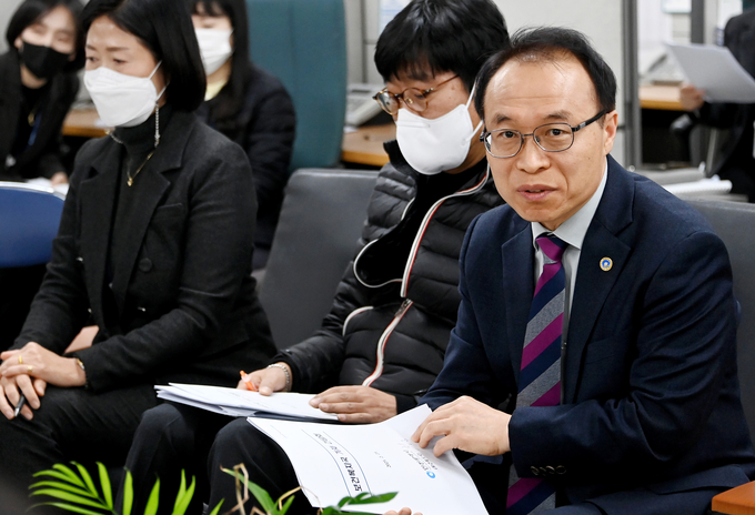 23일 인천시청 기자실에서 김석철 시 보건복지국장이 보건복지국 소관 현안과 관련해 기자간담회를 하고 있다. ( 사진 = 인천시 제공 )