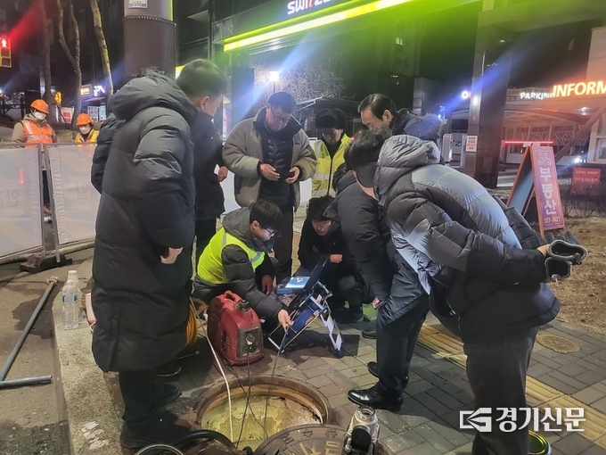 남양주시는 깨끗한 수돗물을 공급하기 위해 상수도관 세척 사업 을 진행한다고 밝혔다. 공사 중 전단지, 엘리베이터 안내를 통해 단수를 홍보하는 등 주민 불편을 최소화할 계획이다. (사진=남양주시 제공)<br>
