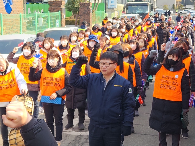 23일 인천 남동구 DY오토 본사 앞에서 한국와이퍼분회 노동자들이 고용보장 촉구 집회를 벌이고 있다. ( 사진 = 박지현 기자 )