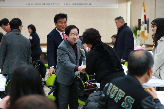 주광덕 남양주시장이 ㈔남양주점프벼룩협회 정기총회 참석자들과 인사를 나누고 있다.(사진=남양주시 제공)