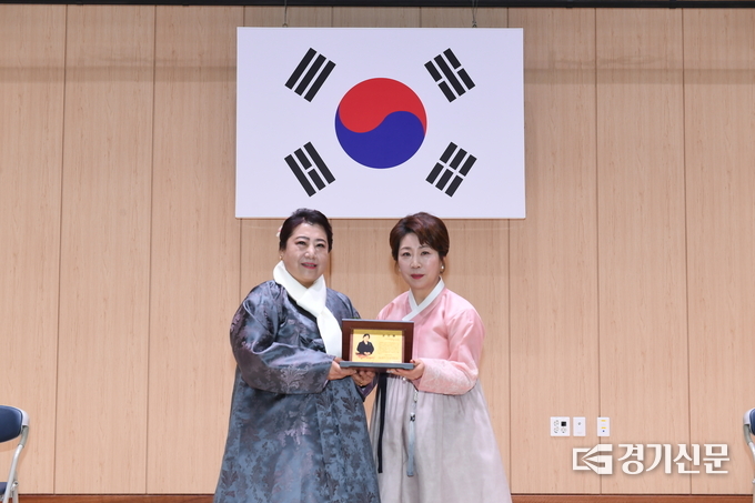 (사)경기도여성단체협의회 구리시지회 신·구회장 이·취임식이 23일 구리시여성행복센터 대강당에서 열렸다. 사진 왼쪽 유성연 전임회장. 오른쪽이 홍연희 새회장.(사진=구리시 제공)