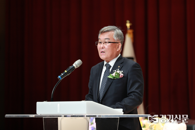 남양주문화원 제12대 원장에 취임한 김경돈 원장이 취임사를 하고 있다.(사진=남양주문화원 제공)