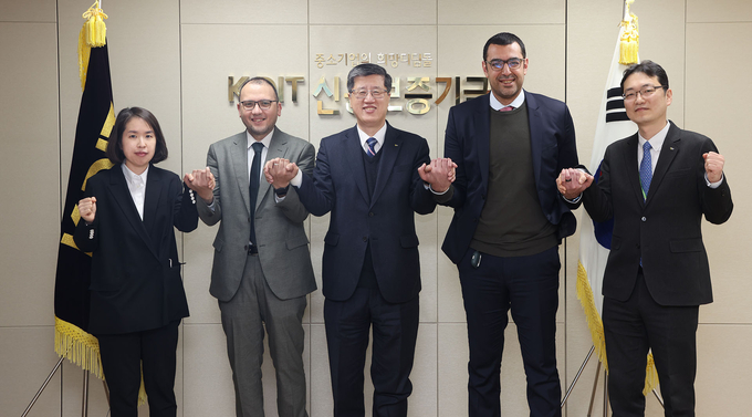 최원목 신용보증기금 이사장(가운데)이 이집트 신용보증공사(CGCE) 대표단과의 접견 후 기념촬영을 하고 있다. (사진=신용보증기금 제공)