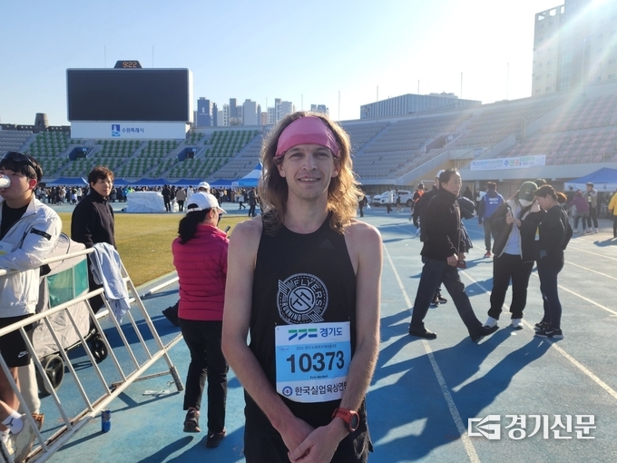  ‘2023 경기국제하프마라톤대회’ 10km 코스에 참여한 미국국적 카일 워드웰 씨. (사진=박진석 기자.)