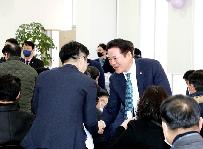 최대호 안양시장이 지난 23일 열린 안양8동 신년인사회에서 참석한 시민들과 인사를 나누고 있다.(사진=안양시 제공)