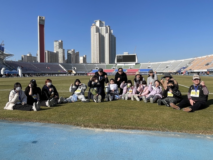 2023경기국제하프마라톤에 참가한 (사)정다우리와 관내 아동복지센터 학생들. (사진=경기신문)