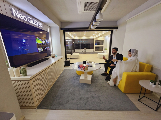 이라크 바그다드에 위치한 '스마트싱스 홈(SmartThings Home)'의 스마트 리빙존에서 스마트싱스(SmartThnigs)를 통해 Neo QLED 8K 화면 분할 기능을 체험하고 있는 모습 (사진=삼성전자)