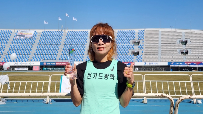 26일 수원종합운동장에서 열린 경기국제하프마라톤대회에 참가한 강경아 씨(45)가 1시간 22분 26초의 기록으로 마스터즈 하프 여자부분 1위를 차지했다. (사진=김한별 기자)