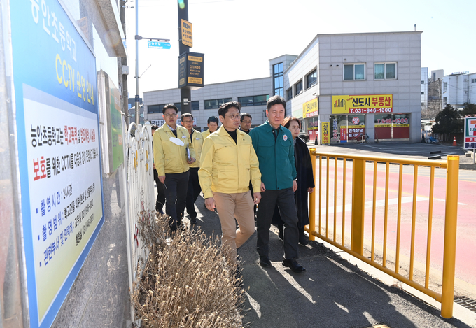 오후석 행정2부지사와 한창섭 행정안전부 차관이 26일 능안초등학교 인근 어린이보호구역을 점검하고 있다. (사진=경기도 제공)