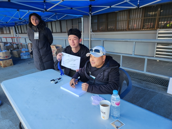 26일 수원종합운동장에서 열린 2023 경기국제하프마라톤대회에서 공식 홍보대사인 이봉주 씨가 팬 사인회를 진행해 큰 인기를 끌었다. (사진=마라톤 특별취재팀)
