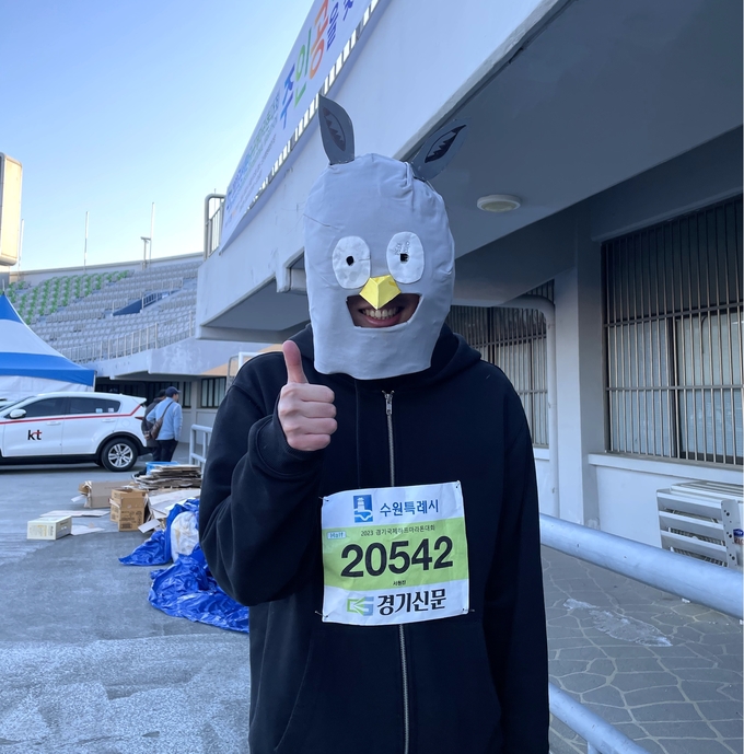 유튜버로 활동하고 있는 한 남성이 비둘기 가면을 쓰고 2023 경기국제하프마라톤대회 하프코스에 참가해 눈길을 끌었다. (사진=마라톤 특별취재팀)