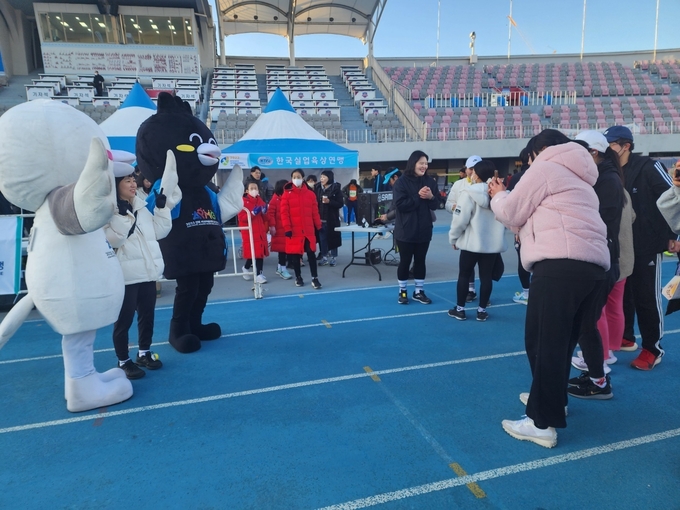 2023 경기국제하프마라톤대회가 열린 수원종합운동장에 ‘2023 전북 아시아·태평양 마스터스대회’ 마스코트가 등장해 큰 인기를 끌었다. (사진=마라톤 특별취재팀)