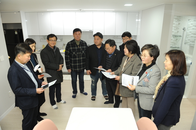 지난 24일 수원시의회 도시환경위원회 소속 의원들이 자립준비청년 셰어하우스 CON을 방문했다. (사진=수원시의회 제공)