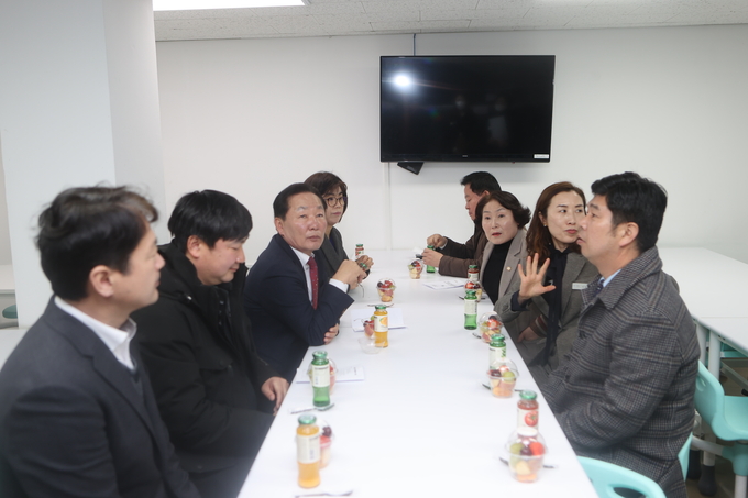 가평군의회는 가평장학관을 방문해 시설및 운영현황을 점검하고 관계자들을 격려헀다. (사진=가평군의회 제공)