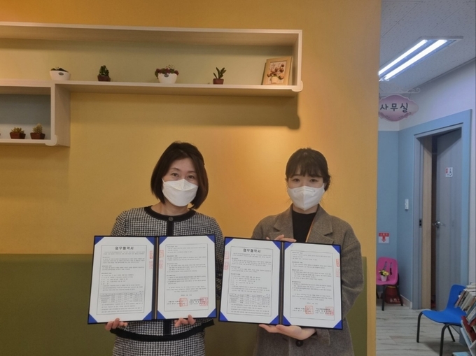 관계자들이 드림스타트 아동을 위한 검사 및 치료비 지원 협약 체결 후 기념촬영을 하고 있다.(사진=수원시 제공)