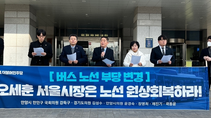 강득구 국회의원(가운데)이 27일 안양시청에서 기자회견을 갖고 있다.(사진=강득구 의원실 제공)