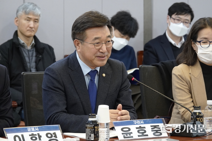 27일 국회의원회관 1세미나실에서 열린 경기도 통합교육지원청 분리.신설 토론회에서 윤호중 의원이 발의하고 있다.(사진=윤호중 의워실)