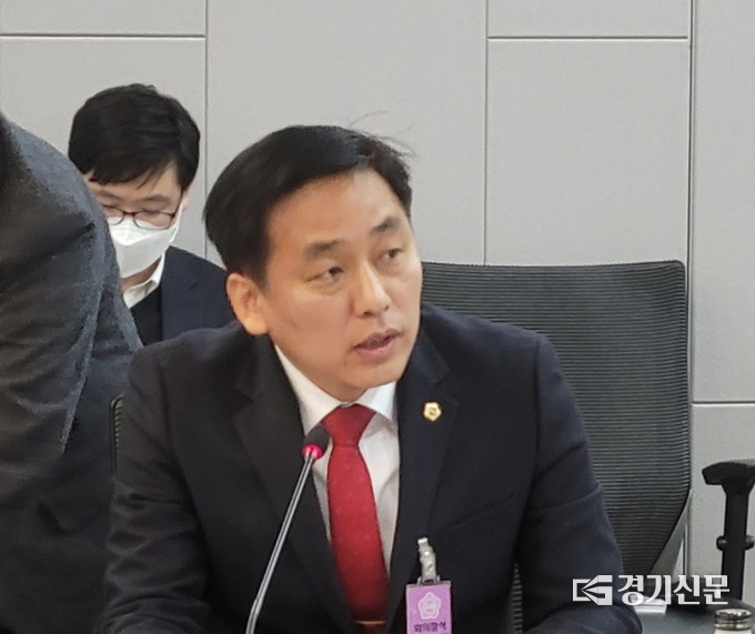 토론회 좌장을 맡은 경기도의회 이은주 의원이 회의를 주재하고 있다. (사진=이은주 의원실 제공)