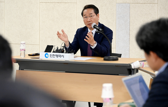 유정복 인천시장이 27일 시청 공감회의실에서 홍콩 출장 등 시정현안과 관련해 기자간담회를 하고 있다. ( 사진 = 인천시 제공 )