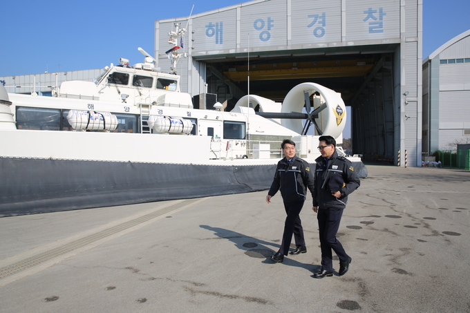 27일 도기범 인천해경서장이 서해북방한계선(NLL) 인근 해역 치안점검을 위해 공기부양정으로 이동하고 있다. ( 사진 = 인천해경서 제공 )