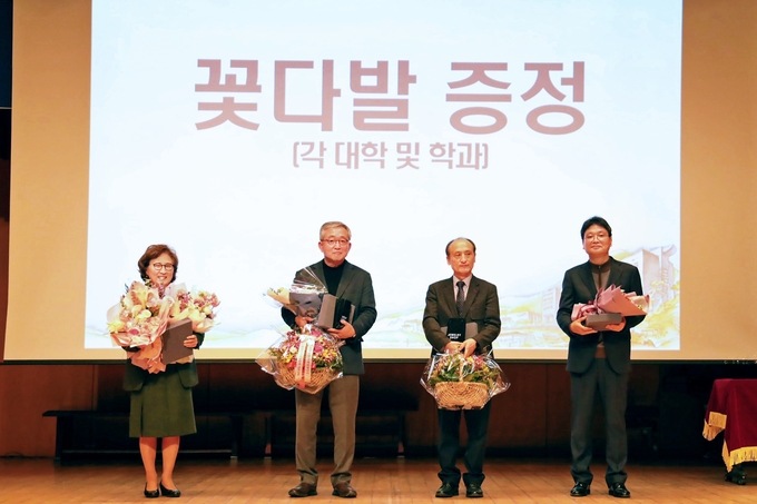 정년퇴임하는 안양대 교수 4명이 27일 정년퇴임식을 마친 뒤 기념사진을 찍고 있다.(사진=안양대 제공)