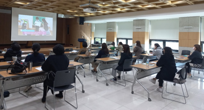 군포시 여성새로일하기센터가 2023년 취업 준비 교육으로 집단 상담프로그램 운영하고 있다.(사진 = 군포시 제공)