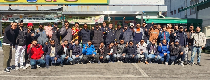 남양주남부경찰서는 지난 26일 정보안보외사과장, 외사계장, 외사계 직원 2명이 참석한 가운데 외국인자율방범대원 36명과 함께‘2022년 외국인자율방범대 간담회’를 가졌다.(사진=남양주남부경찰서 제공)