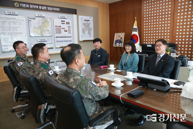 김진익 제55사단장이 시의회를 직접 방문해 박광순 의장에게 감사패를 전달하고 환담하고 있다. (사진=성남시의회 제공)
