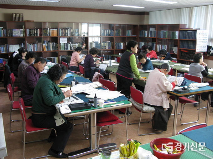 성남문화학교에서 한글서예 수업이 진행되고 있다. (사진=성남문화원 제공)