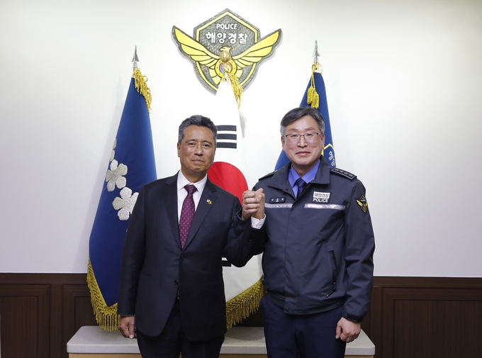 28일 인천 연수구 송도동에 있는 해양경찰청에서 김종욱 해경청장과 프란시스코 알베르토 곤잘레스 주한 콜롬비아 대리대사가 업무협의를 진행하고 기념촬영을 하고 있다. ( 사진 = 해양경찰청 제공 )