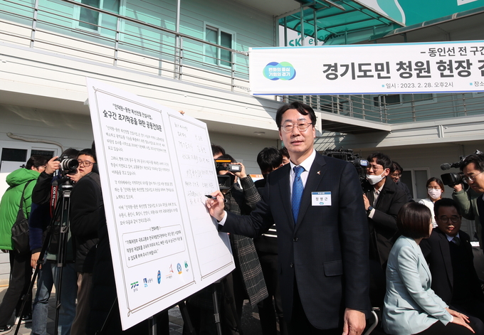 정명근 시장이 지난달 28일 동탁인덕원선 1공구 현장사무소에서 전 구간 조기착공을 촉구하는 공동건의문에 서명하고 있다. (사진=화성시 제공)