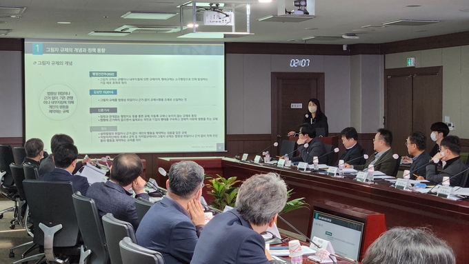 화성시가 지난달 28일 시청 상황실에서 ‘규제혁신 추진단 연간 추진계획 보고회’를 개최했다..(사진=화성시 제공)