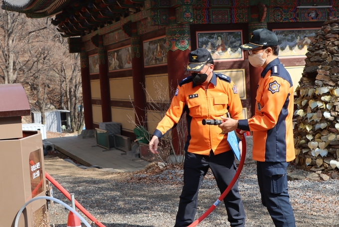 군포소방서가 봄철 산불조심기간에 현장을 찿아 산불대응 점검을 하고 있다.(사진=군포소방서 제공)