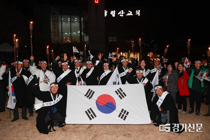 남양주시와 남양주문화원이 104년 전 화도 월산주민들이 독립을 외친 만세운동을 재현한 '남양주 화도 3·1 독립만세 운동 기념 행사'를 28일 현장인 월산교회와 마석역 광장에서 열었다.(사진=남양주시 제공)