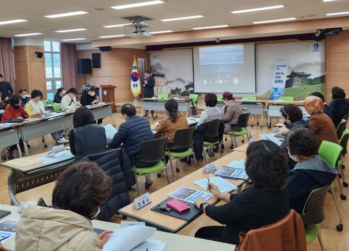  곡선동 주민센터에서 열린 '경기국제공항 건설사업 찾아가는 주민 설명회' 모습. (사진=수원시 제공)