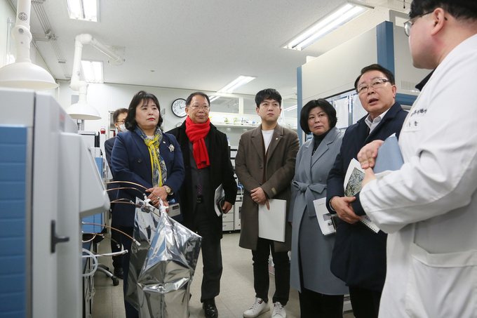 시흥시의회 도시환경위원회가 지난 달 28일 시흥녹색환경지원센터 운영 현황을 파악하기 위한 현장 방문을 실시했다.(사진=시흥시의회 제공).