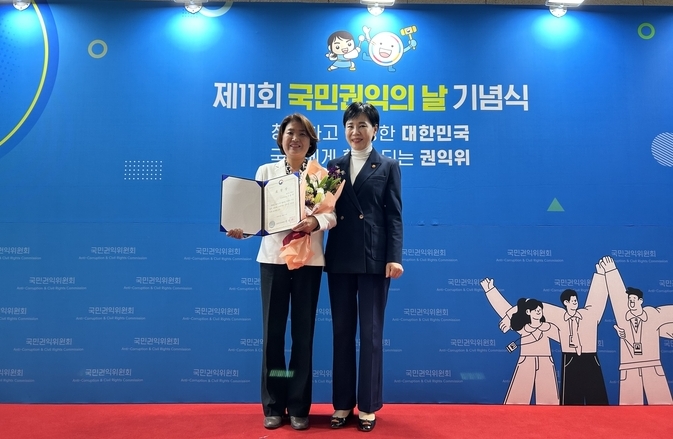 광명시 시민옴부즈만이 지난 달 27일 세종시 정부세종컨벤션센터에서 진행된 국민권익위원회 주관 제11회 국민권익의 날 기념식에서 민원옴부즈만 분야 국민권익위원회 위원장 표창을 수상했다.(사진=광명시 제공).