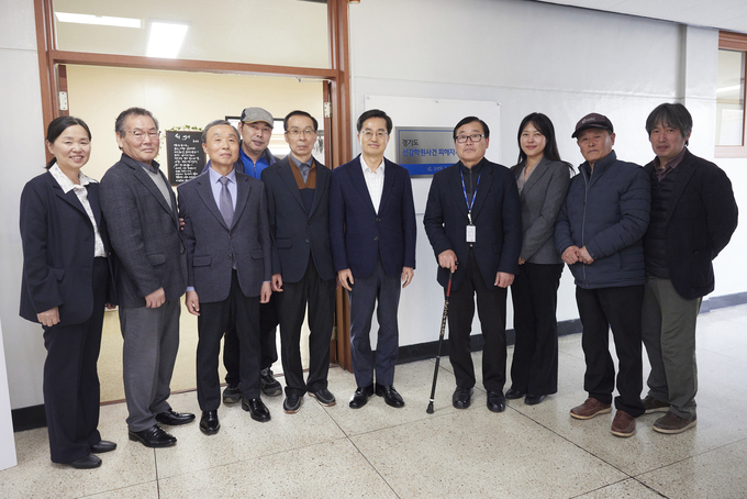 김동연 경기도지사가 지난 28일 경기도청 구청사에 설치된 선감학원사건 피해자지원센터에서 피해자들과 만났다. (사진=경기도 제공)