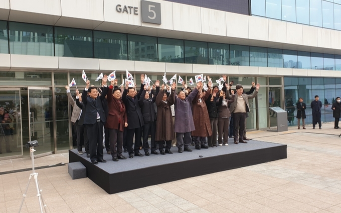 1일 수원컨벤션센터 광장에서 열린 3.1절 기념식에서 이재준 시장, 김기정 수원시의회 의장 등 수원시 관계자들이 만세 삼창을 하고 있다. (사진=나규항 기자)