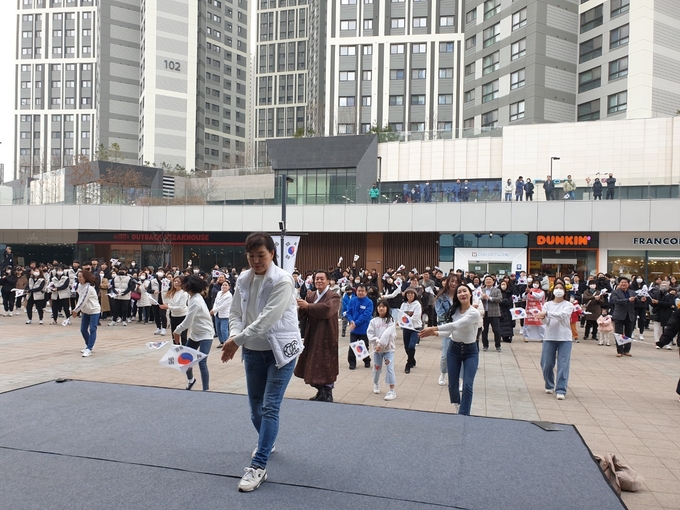 1일 수원컨벤션센터 광장에서 열린 3.1절 기념식에서 이재준 시장과 경기실용무용협회 회원들이 플래시몹 공연을 하고 있다. (사진=나규항 기자)