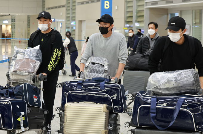 월드베이스볼클래식(WBC) 2023 대한민국 대표팀 포수 양의지, 투수 박세웅, 이의리 등이 1일 오전 미국 애리조나 투손에서의 합동 훈련을 마치고 인천국제공항 제2여객터미널을 통해 귀국하고 있다. (사진=연합뉴스)
