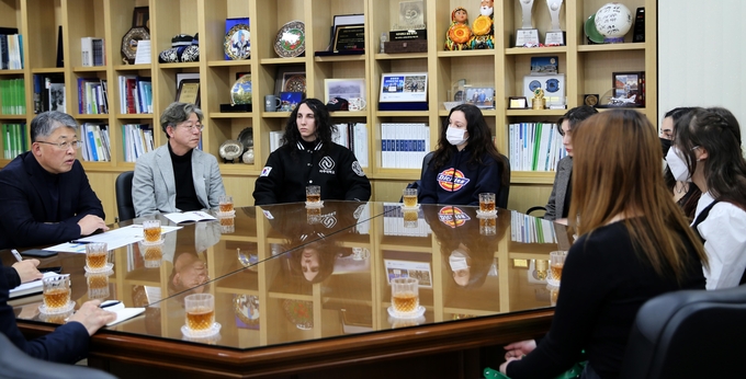 지난달 23일 최기주 아주대 총장이 재학중인 튀르키예 학생들을과 간담회을 진행했다. (사진=아주대 제공)