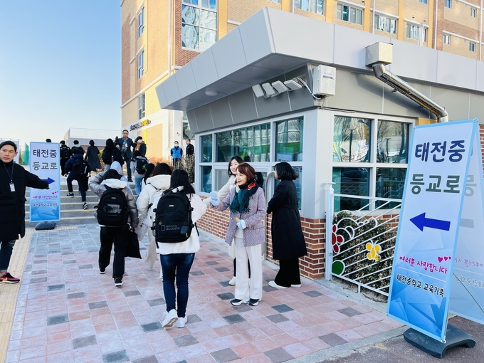 학생들의 안전한 등교를 위해 경찰서등 학교안전지킴이 부모들이주변을 정리하며 안전하게 등교시키고있다.. (사진=광주하남교육청제공)
