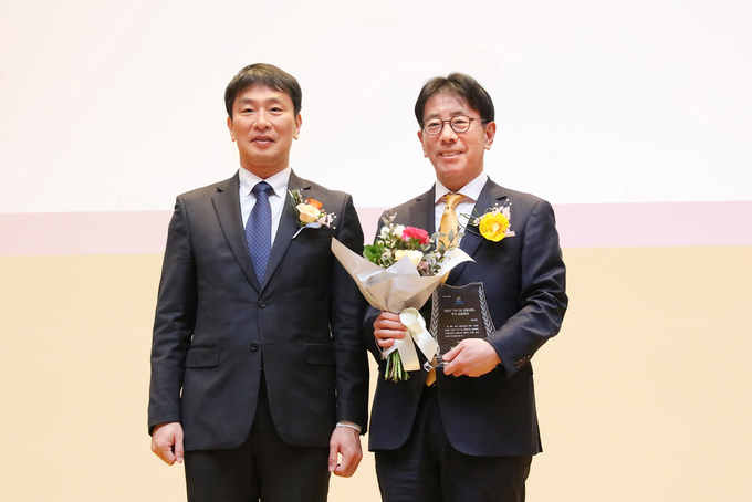 지난달 28일 금융감독원에서 진행된 1사1교 금융교육 우수 사례 시상식에서 (왼쪽) 이복현 금융감독원장과 이재근 KB국민은행장이 기념촬영을 하고 있다. (사진=KB국민은행 제공)