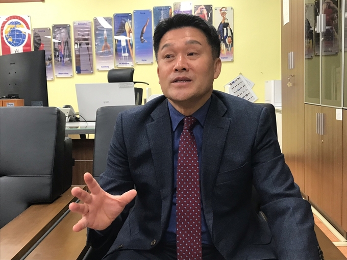 2일 경기체육고등학교 교장실에서 기자들의 질문에 김호철 경기체육중·고등학교장이 답하고 있다. (사진=유창현 기자)
